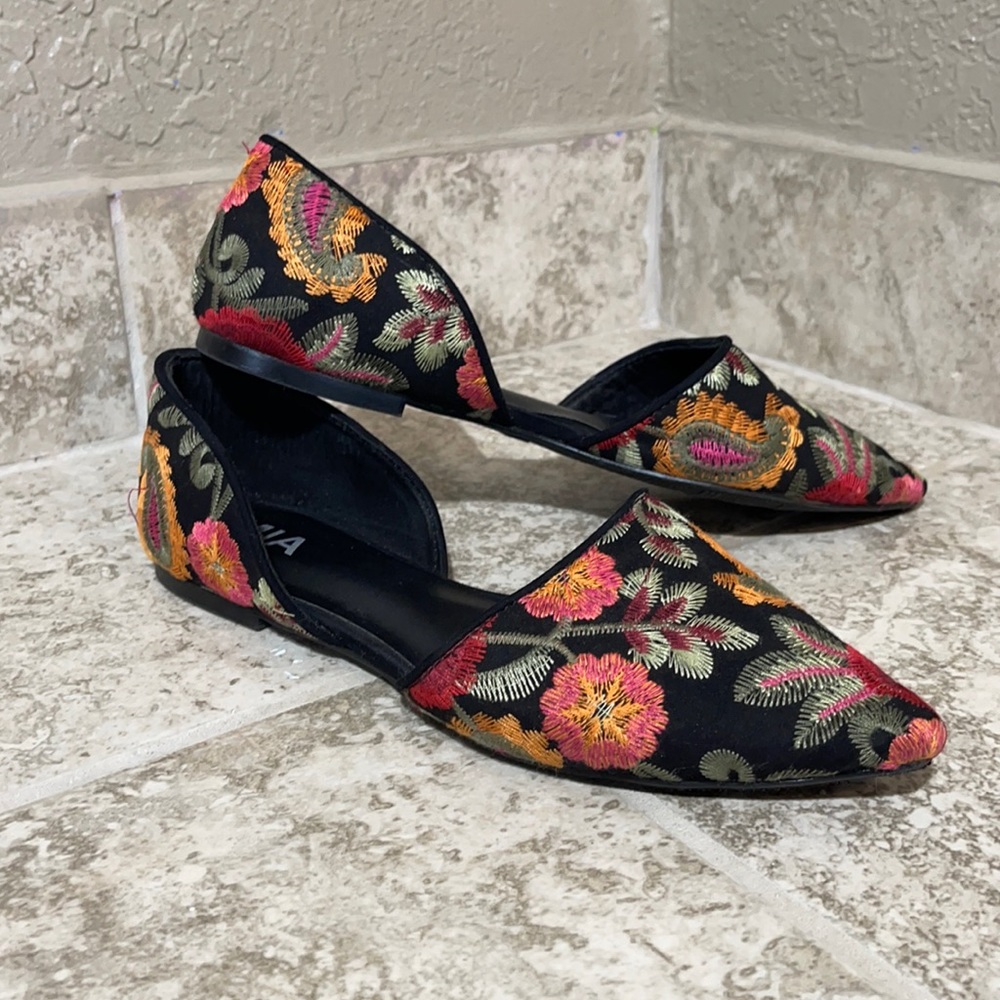 MIA Black Floral Embroidered Flats
